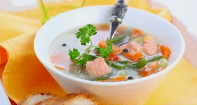 Soupe de poisson avec un régime protéique