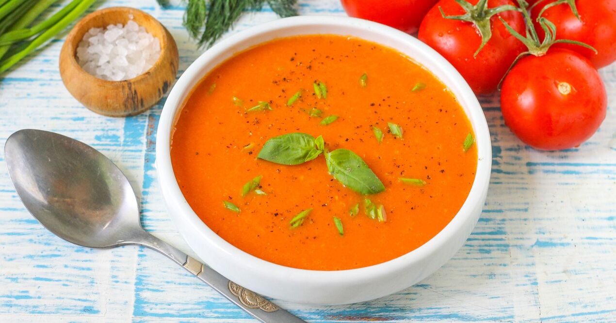 soupe de purée de tomates sur un favori de régime