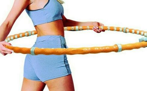 Exercices avec un cerceau pour perdre du poids sur le ventre et les côtés