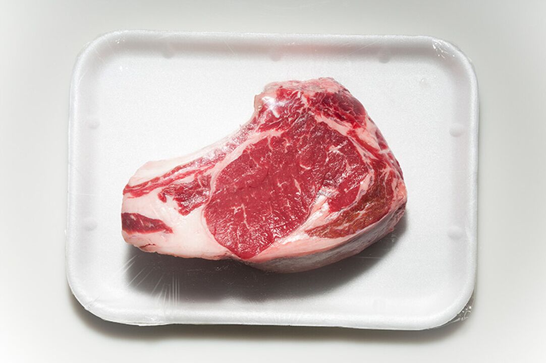 De nombreux aliments, comme la viande rouge, sont exclus du menu du régime alimentaire contre la goutte. 